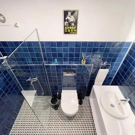 Apartment Local Artist's, Well Designed Spacious Garden Floor *