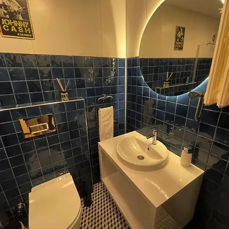 Local Artist's, Well Designed Spacious Garden Floor Apartment *