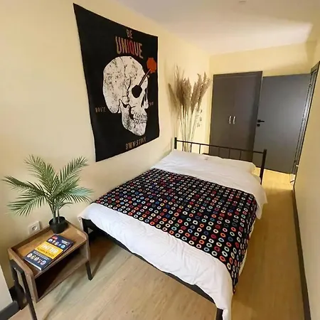 Apartment Local Artist's, Well Designed Spacious Garden Floor *