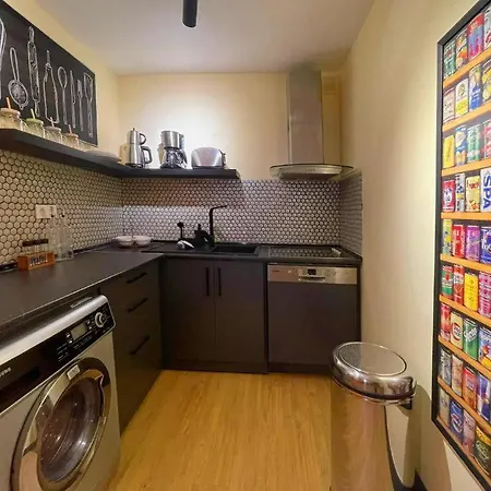 Local Artist's, Well Designed Spacious Garden Floor Apartment *