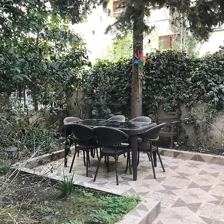 Local Artist's, Well Designed Spacious Garden Floor